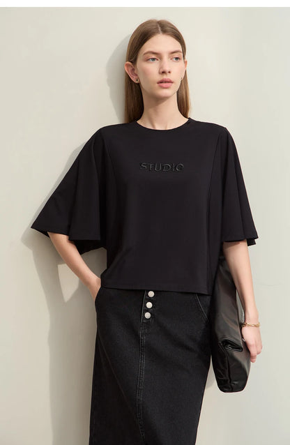 Damen T-Shirt mit elastischen Flare-Ärmeln und Perlen-Stickerei im minimalistischen Stil
