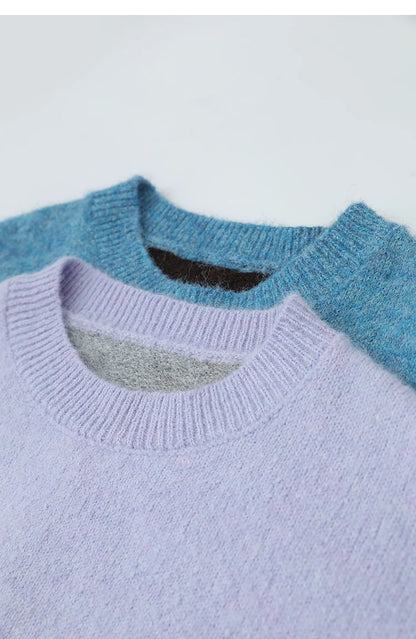 Gestrickter Damenpullover mit lila Front und blauem Detail am Ausschnitt
