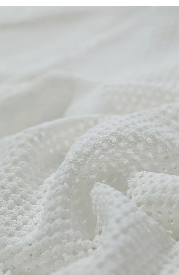 Damen Top im minimalistischen Ozean-Stil mit Perlenbesatz und durchbohrten Löchern