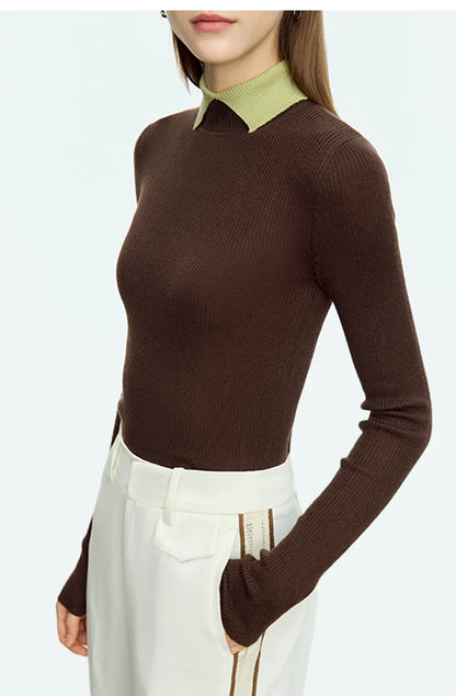 Dunkelbrauner Strickpullover mit Umlegekragen, schmaler Passform, lange Ärmel