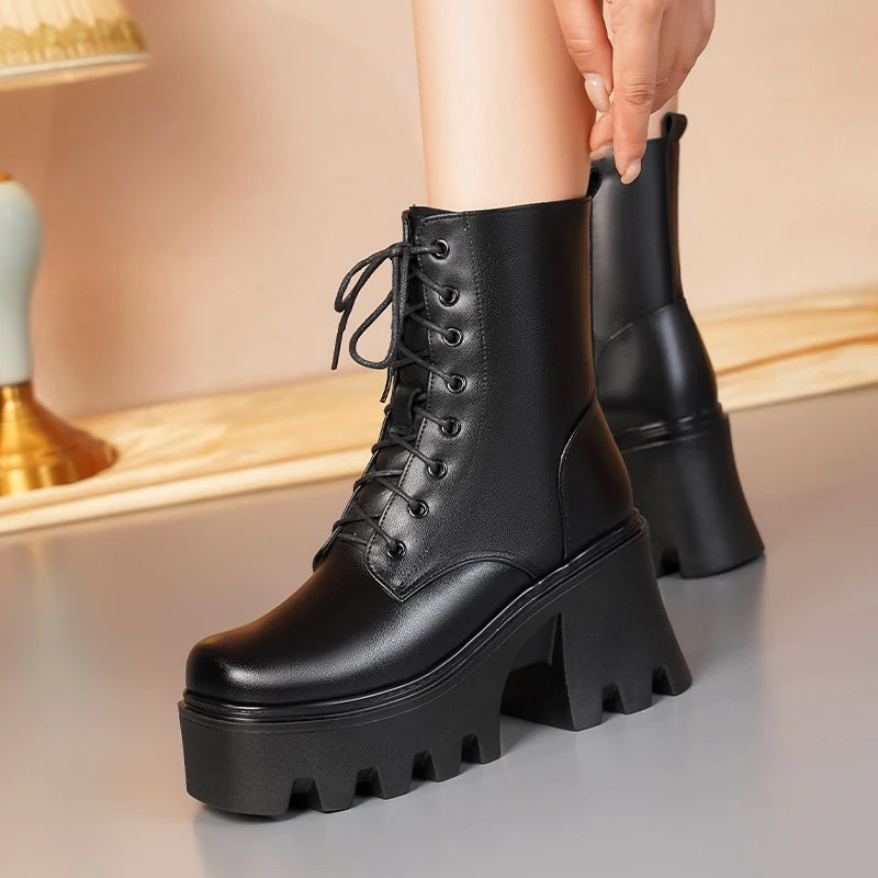 Schwarze Ankle-Boots mit Schnürung, Plattformsohle und dickem Absatz