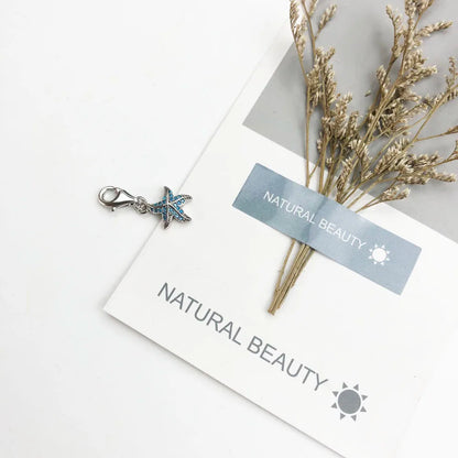 Seestern-Anhänger mit blauen Details und Öse, auf Karten mit Anhängerablage