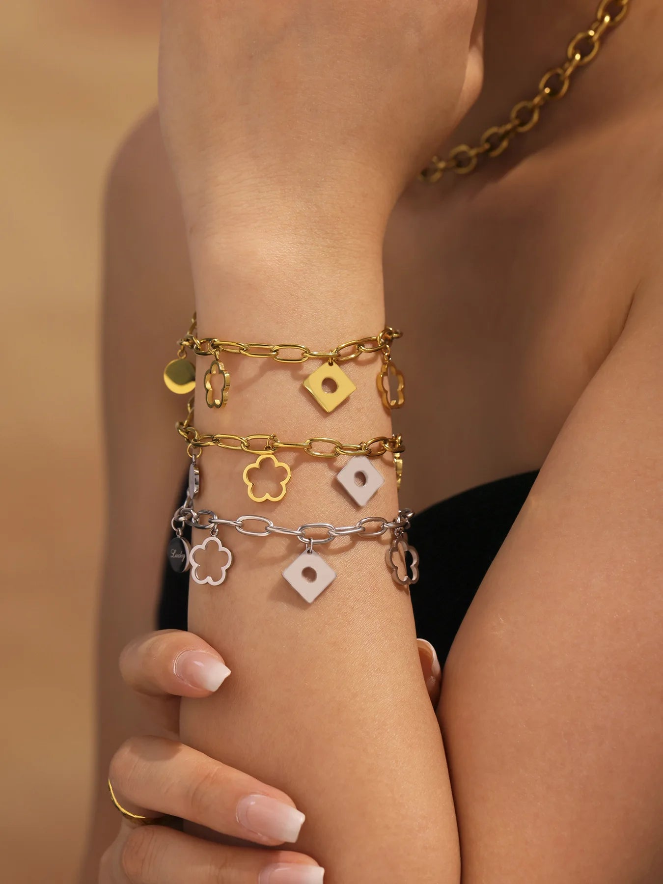 Damen-Charm-Armband mit Blumenmotiv aus Edelstahl