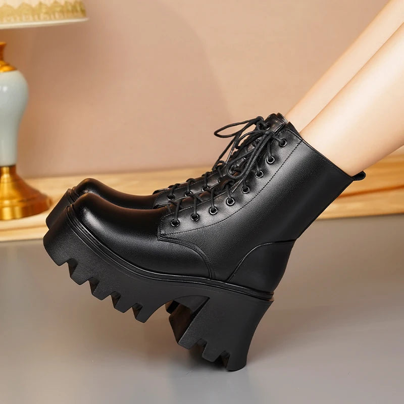Schwarzer Plattform-Ankle-Boot mit Schnürsenkeln und grober Profilsohle