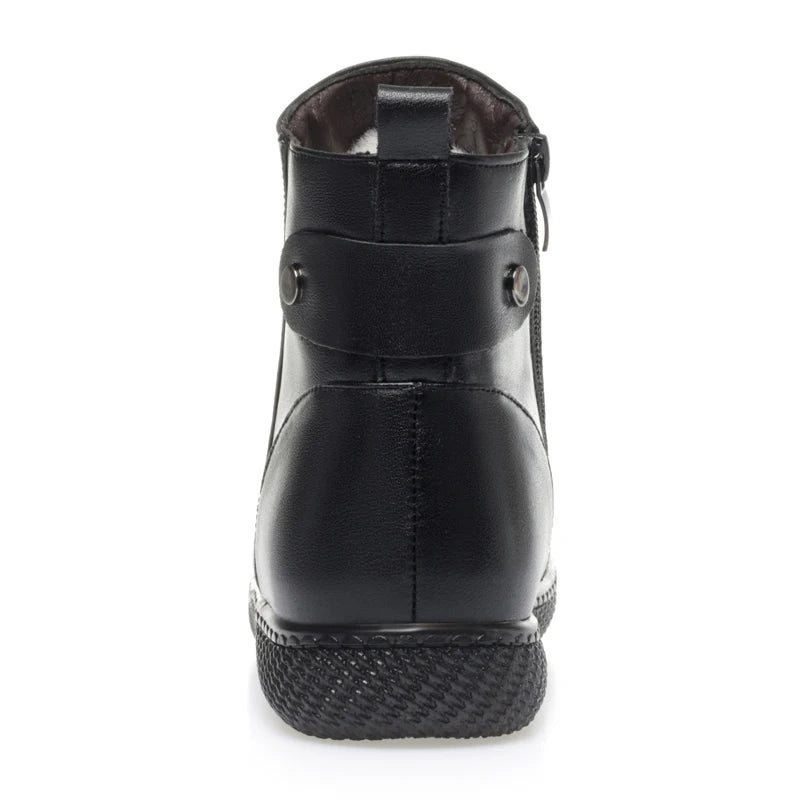 Schwarzer Kurzstiefel aus Leder, Fersenansicht mit Profilsohle und Metallösen