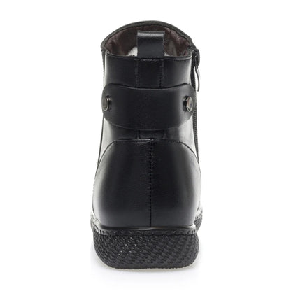 Schwarzer Kurzstiefel aus Leder, Fersenansicht mit Profilsohle und Metallösen