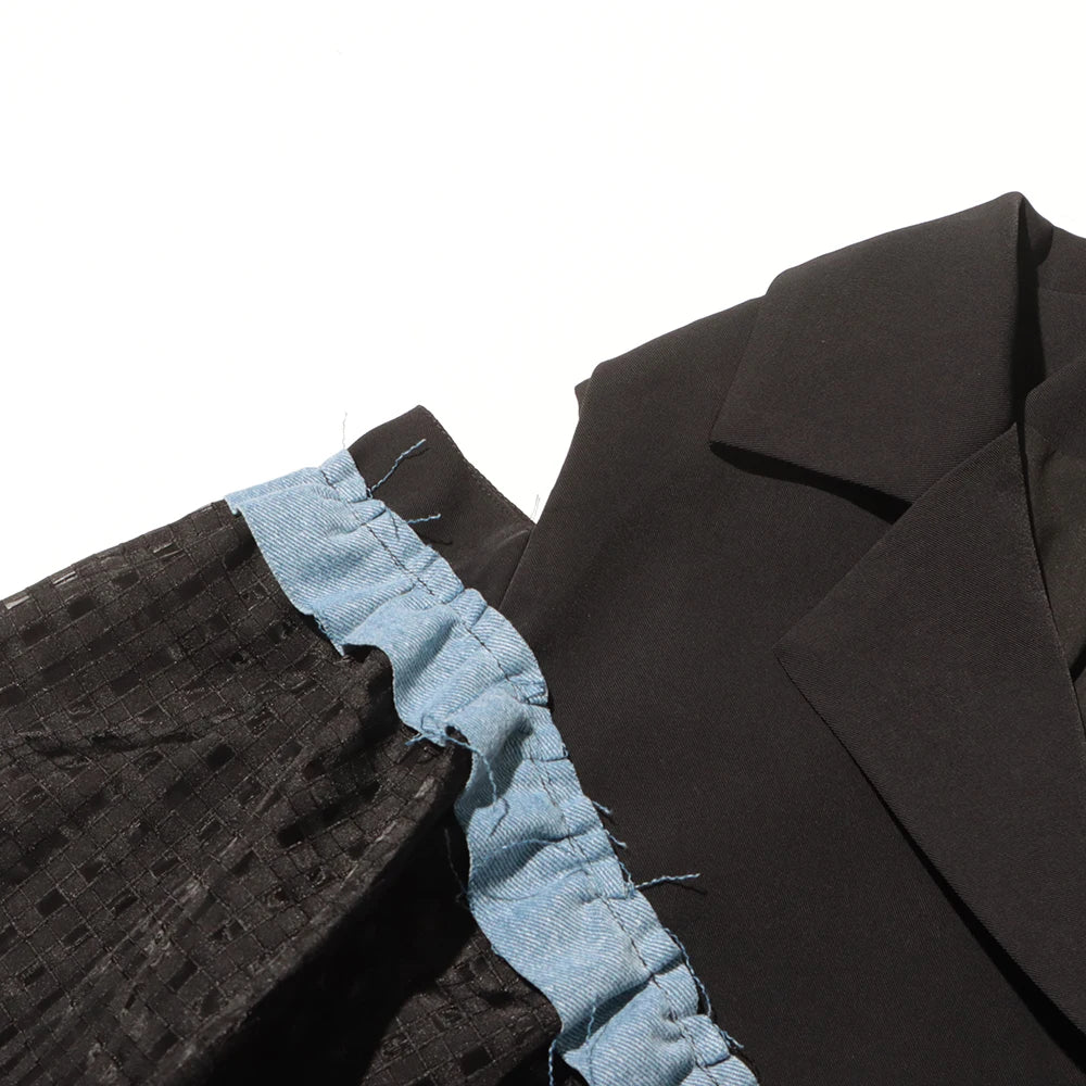 Ärmelloses Damen-Kleid mit Karree-Ausschnitt und Patchwork-Rüschen im minimalistischen Design – stilvoll und elegant.
