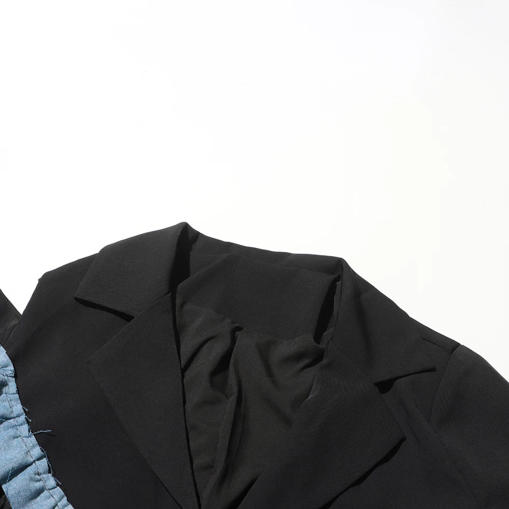 Ärmelloses Damen-Kleid mit Karree-Ausschnitt und Patchwork-Rüschen im minimalistischen Design – stilvoll und elegant.