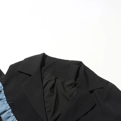 Ärmelloses Damen-Kleid mit Karree-Ausschnitt und Patchwork-Rüschen im minimalistischen Design – stilvoll und elegant.