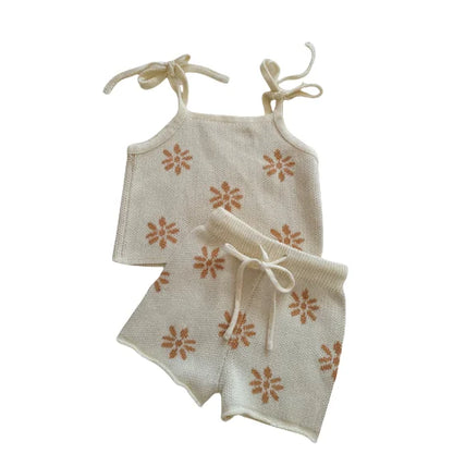 Gestricktes Outfit-Set für Neugeborene, 0–2 Jahre, Spaghettiträger-Top und Shorts, weiche Blumen-Babykleidung, verstellbare Säuglingskleidung