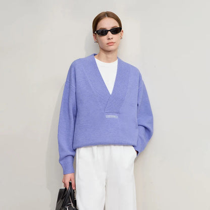 Lavendelfarbener Strickpullover mit V-Ausschnitt und langen Ärmeln, locker sitzend.