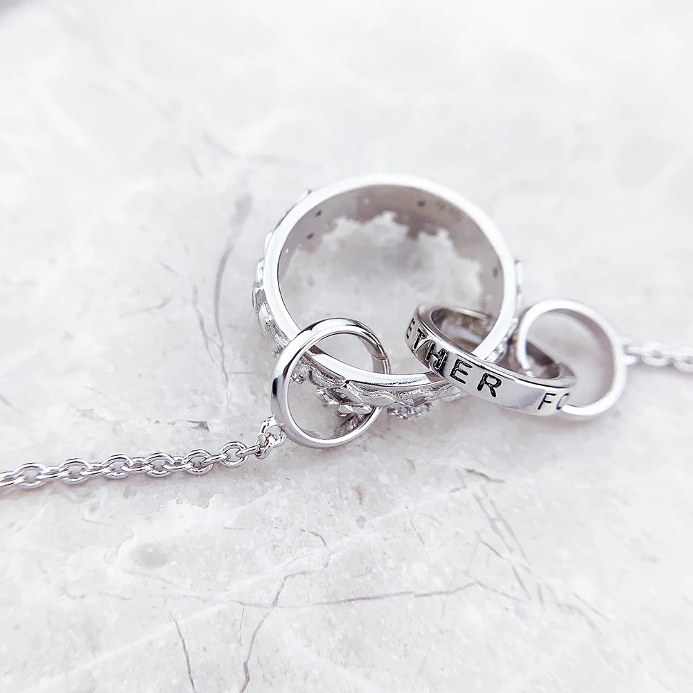 Halskette mit rundem Anhänger und Karabinerverschluss aus Sterlingsilber