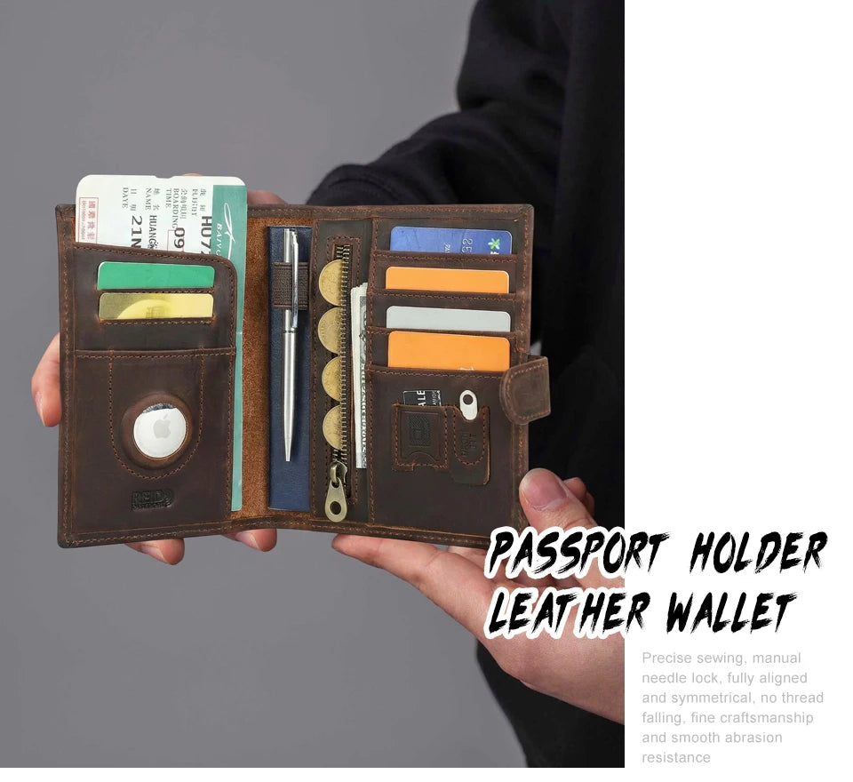 Geöffnete Reisepass-Brieftasche aus Leder mit Kartenfächern, RFID-Kennzeichnung und Stifthalter