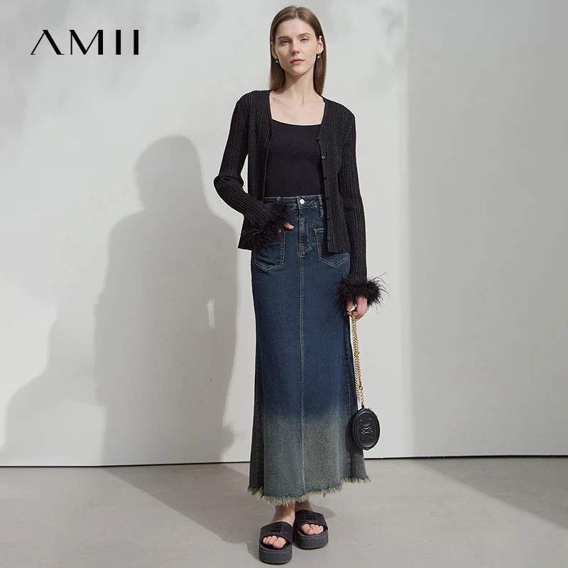 Jeansrock mit Farbverlauf, Knopfverschluss und seitlichen Taschen, fransiger Saum