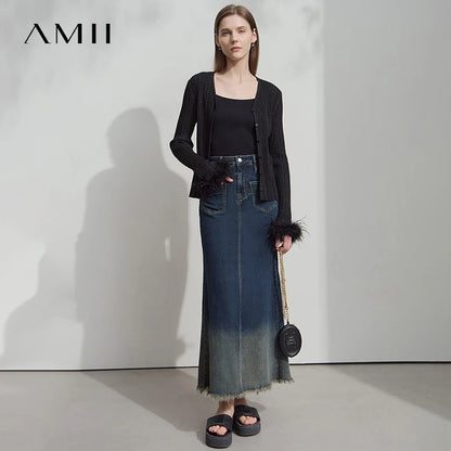 Jeansrock mit Farbverlauf, Knopfverschluss und seitlichen Taschen, fransiger Saum