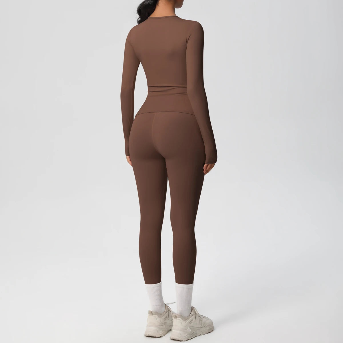 Gym-Leggings-Set, langarm, braun, Rückansicht mit glatter Naht und Bündchen an den Beinen