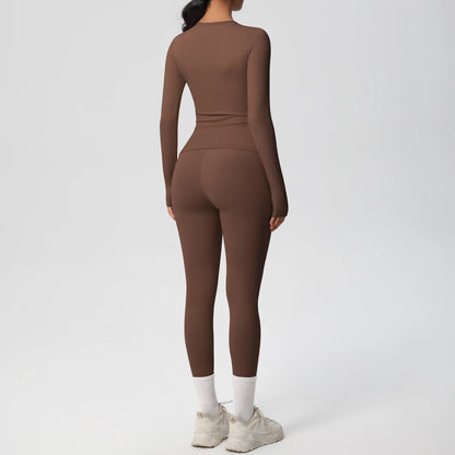 Gym-Leggings-Set, langarm, braun, Rückansicht mit glatter Naht und Bündchen an den Beinen