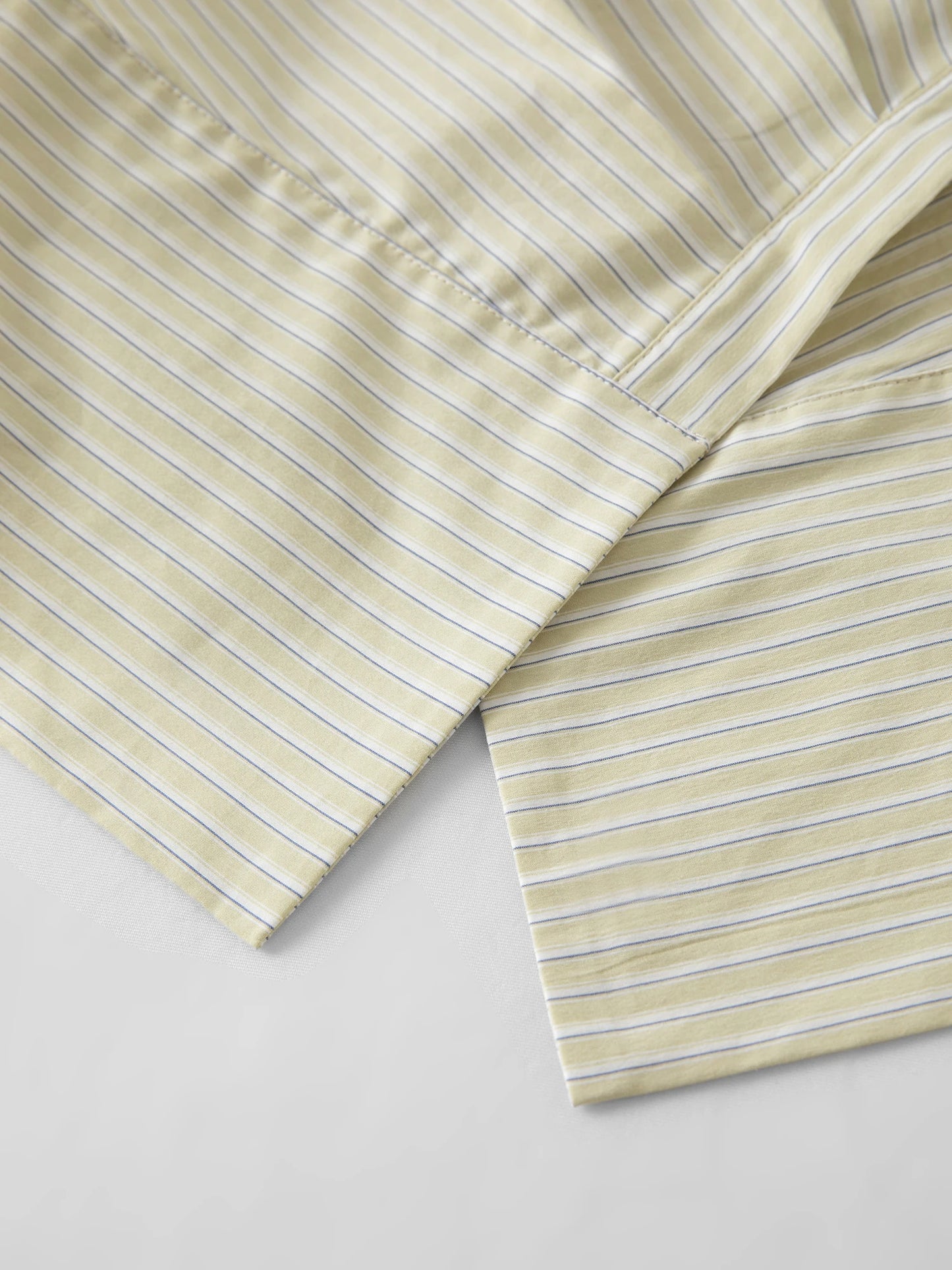 Kurvenbetonende Damen Wickelbluse mit V-Ausschnitt – Luftiges Sommer-Design mit Streifen für Büro & Freizeit
