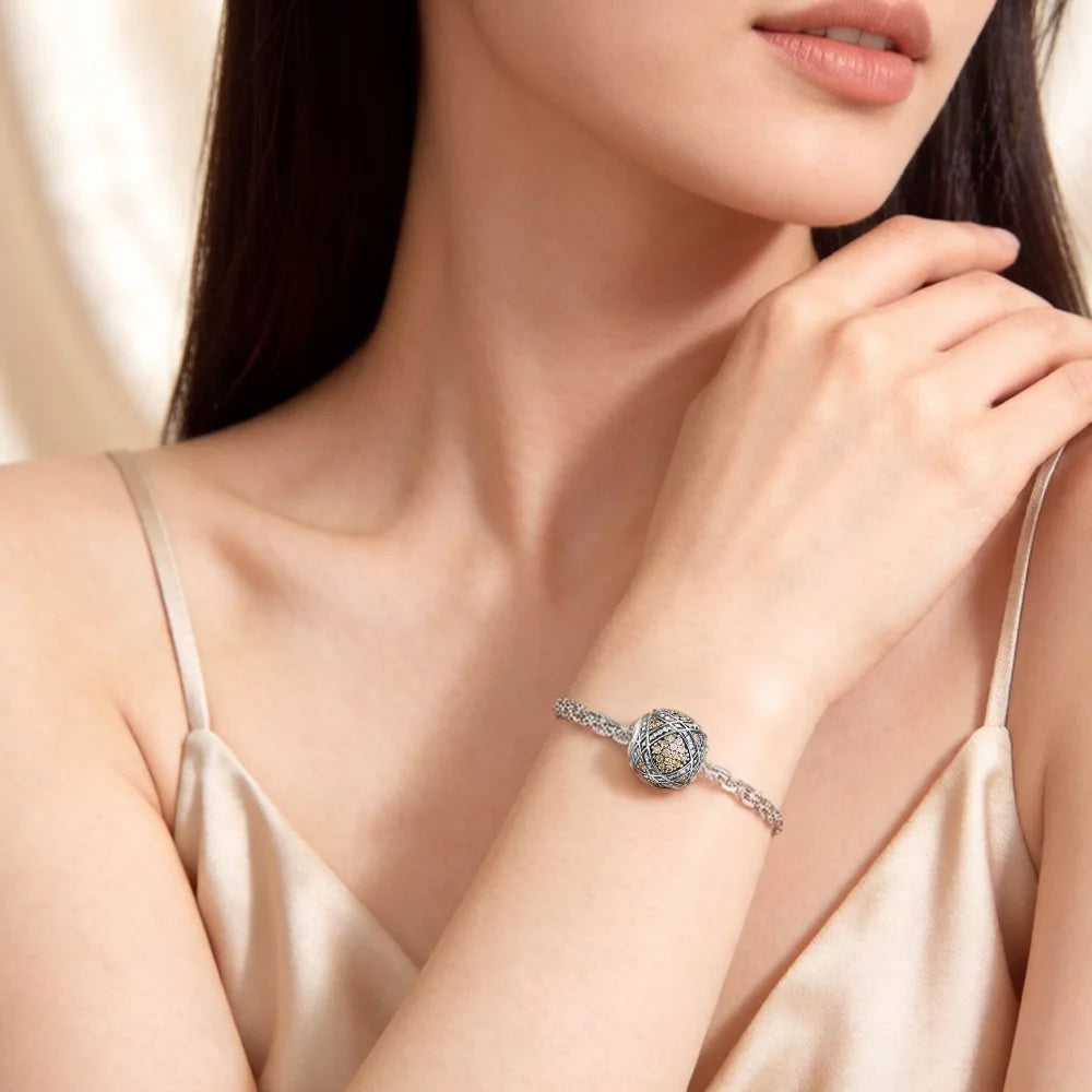 Silberner Karma-Charms am Armband: rundes Design mit funkelnden Steinen