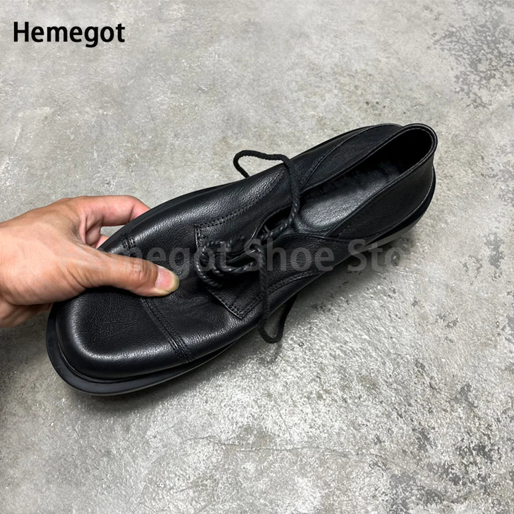 Schwarze Leder-Schnürschuhe seitliche Ansicht mit Schnürsenkeln und runder Zehenpartie