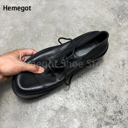 Schwarze Leder-Schnürschuhe seitliche Ansicht mit Schnürsenkeln und runder Zehenpartie