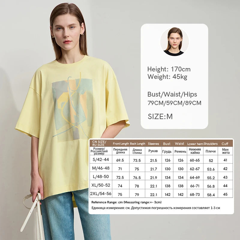 Damen T-Shirt im minimalistischen Design mit unregelmäßigem Schnitt und abstraktem Druck
