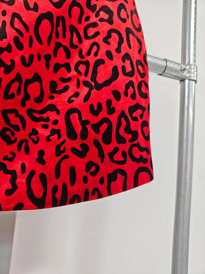 Elegantes ärmelloses Damen-Kleid mit Halterneck und Patchwork-Falten-Design – figurbetont und stilvoll.
