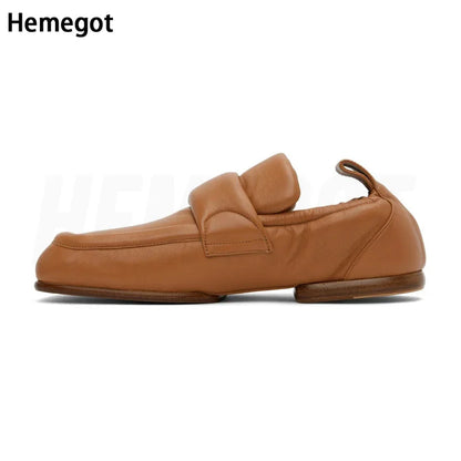 Herren-Loafer aus braunem Leder, seitliche Ansicht, Slip-On mit flacher Laufsohle