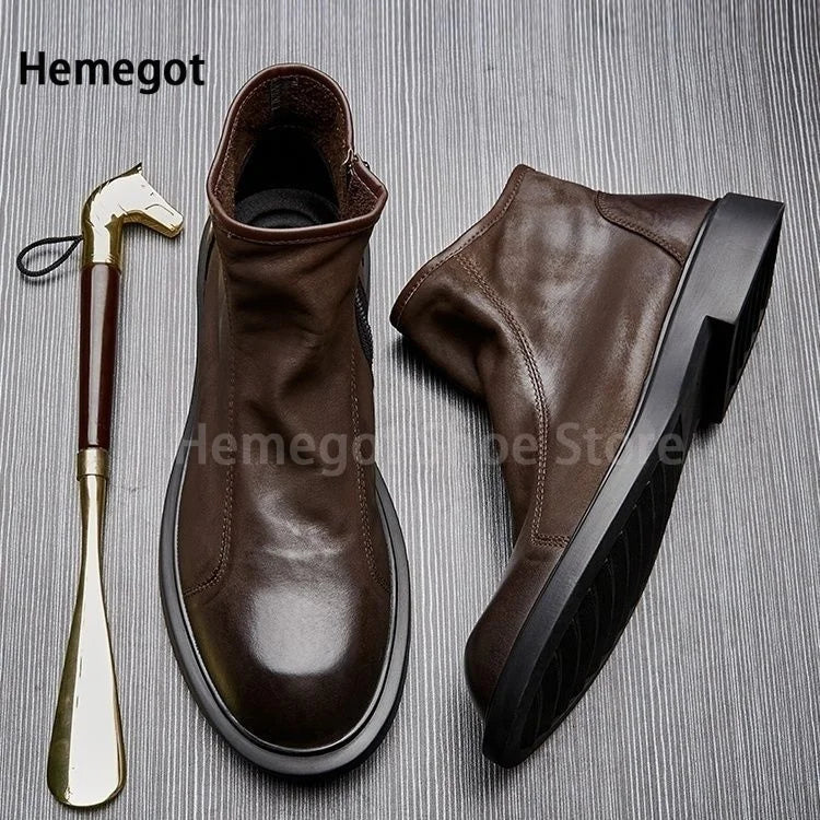Paar braune Retro-Stiefeletten mit hohem Schaft und schwarzer, profilierter Sohle