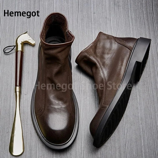 Paar braune Retro-Stiefeletten mit hohem Schaft und schwarzer, profilierter Sohle