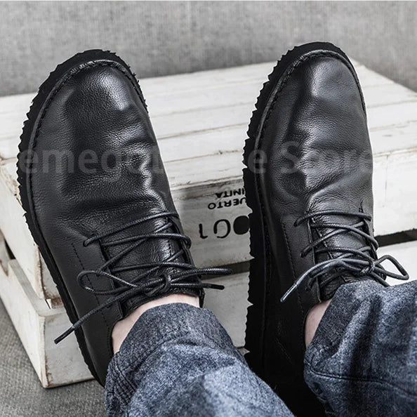 Schwarze Herren-Lederschuhe mit Schnürsenkeln und geriffelter Profilsohle