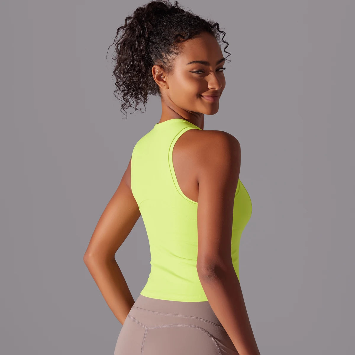 Ärmelloses Yoga-Sporttop in Hellgelbgrün, Rückansicht mit Racerback und Stretch-Optik