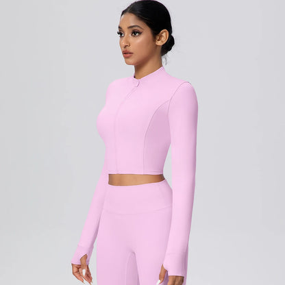 Hellrosa Crop-Zipper-Top mit Stehkragen und Daumenlöchern, seitliche Ansicht