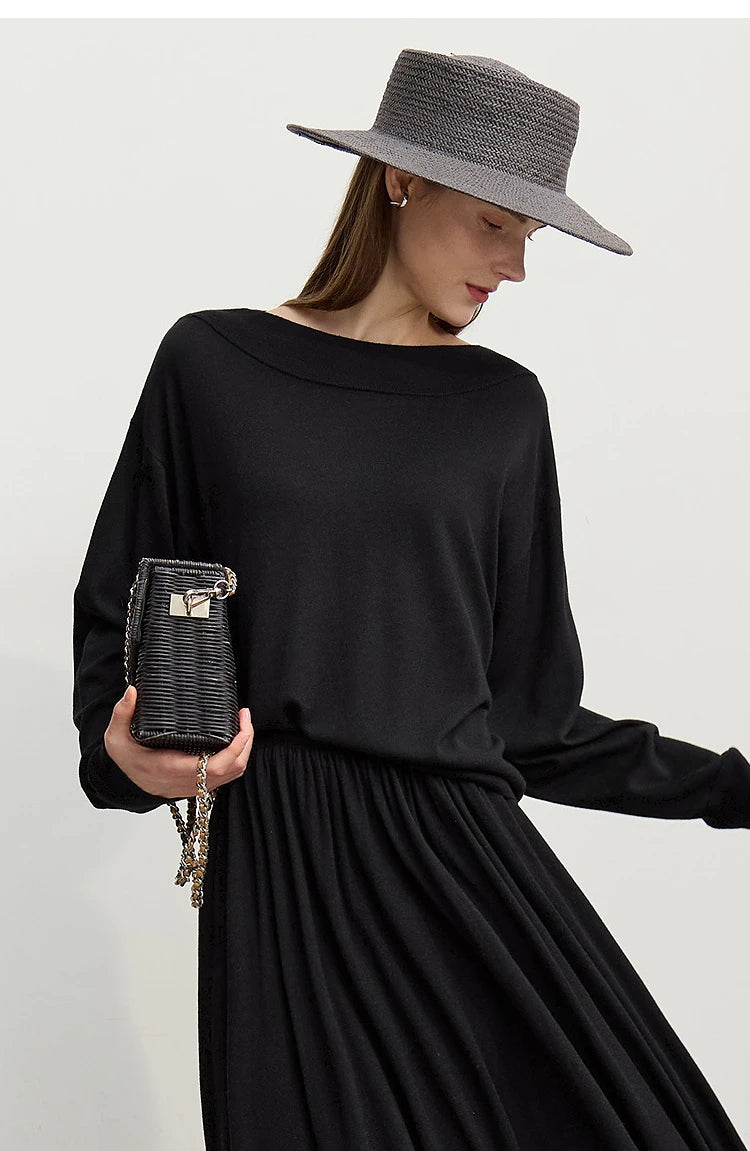 Schwarzer Pullover mit Schiffchen-Ausschnitt und gerafftem Rockteil, weite Ärmel