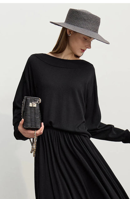 Schwarzer Pullover mit Schiffchen-Ausschnitt und gerafftem Rockteil, weite Ärmel