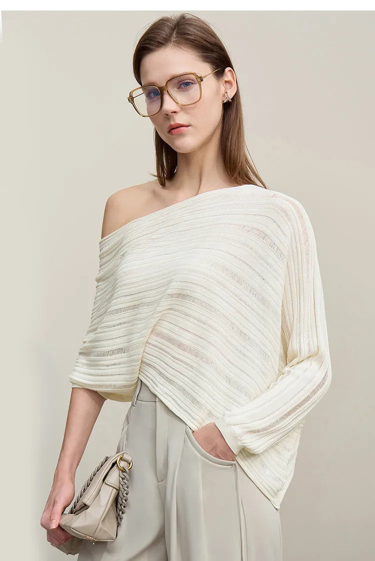 Hellcremer Strickpullover schulterfrei mit schrägem Ausschnitt und langen Ärmeln