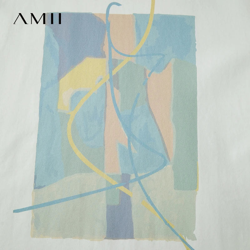 Damen T-Shirt im minimalistischen Design mit unregelmäßigem Schnitt und abstraktem Druck