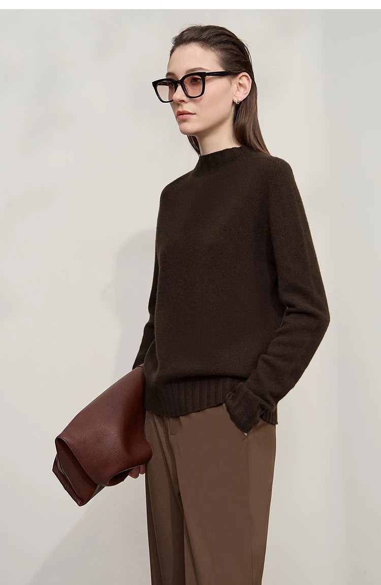 Damen-Pullover mit Stehkragen, Strick in dunkelbraun, langarmig, gerippter Saum und Bündchen.