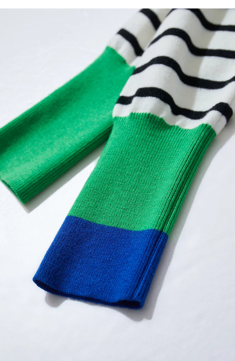 Gestreifter Damenpullover mit Rundhalsausschnitt, grüne Ärmel, blaues Unterteil