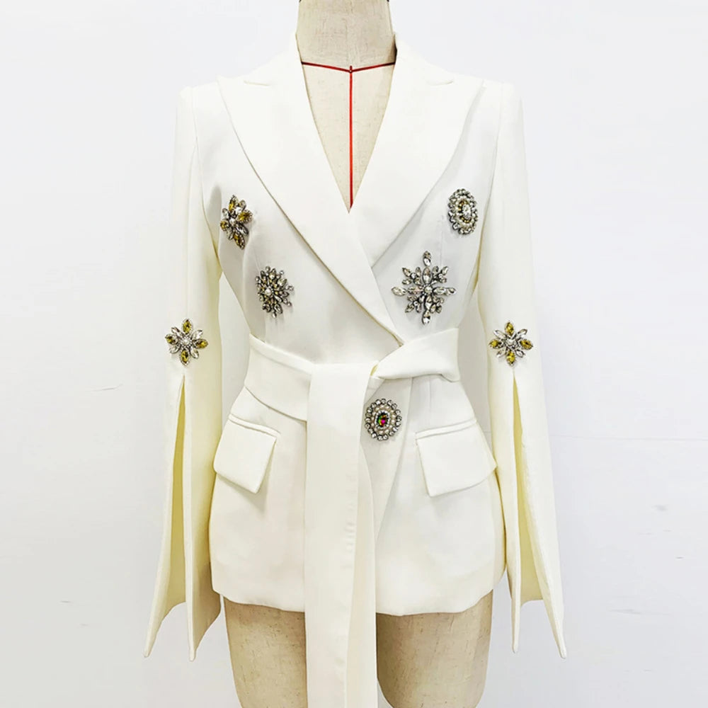 Langes Damen-Patchwork-Kleid mit Rüschen und Falten, Rundhalsausschnitt und langen Ärmeln – einreihig und locker geschnitten.