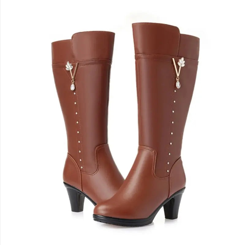 Rostrote hohe Stiefel aus Leder mit Wollfutter, Absatz und Perlendekor am Schaft