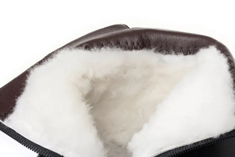 Nahaufnahme: Wollfutter in der schwarzen Winterstiefelette, kontrastierender Einstieg