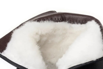 Nahaufnahme: Wollfutter in der schwarzen Winterstiefelette, kontrastierender Einstieg