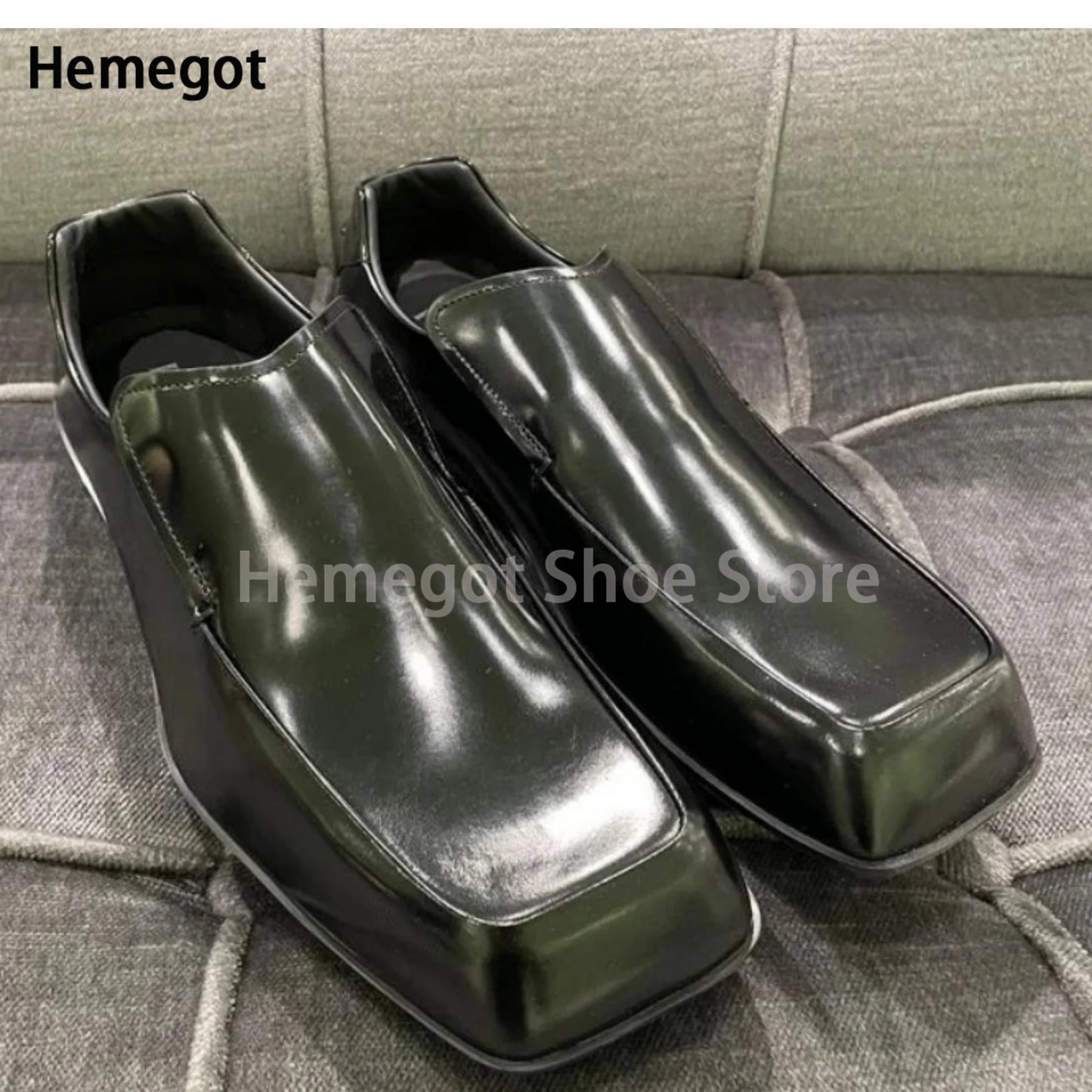 Schwarze Lederschuhe mit glänzender Oberfläche, flacher Slip-On, eckige Spitze.