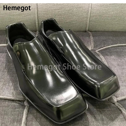 Schwarze Lederschuhe mit glänzender Oberfläche, flacher Slip-On, eckige Spitze.