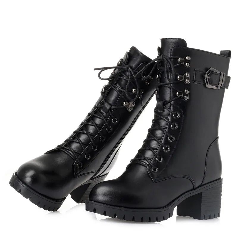 Schwarze Schnür-Boots mit hohem Schaft und dicken Profilsohlen, Metallösen und Schnürhaken