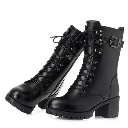 Schwarze Schnür-Boots mit hohem Schaft und dicken Profilsohlen, Metallösen und Schnürhaken
