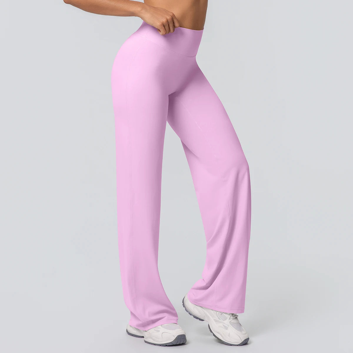 Weite Yoga-Hose in hellem Rosa, Blick auf Seitenansicht mit lockerem Bein und hoher Taille.