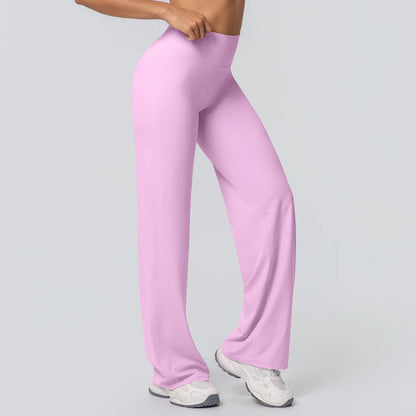Weite Yoga-Hose in hellem Rosa, Blick auf Seitenansicht mit lockerem Bein und hoher Taille.