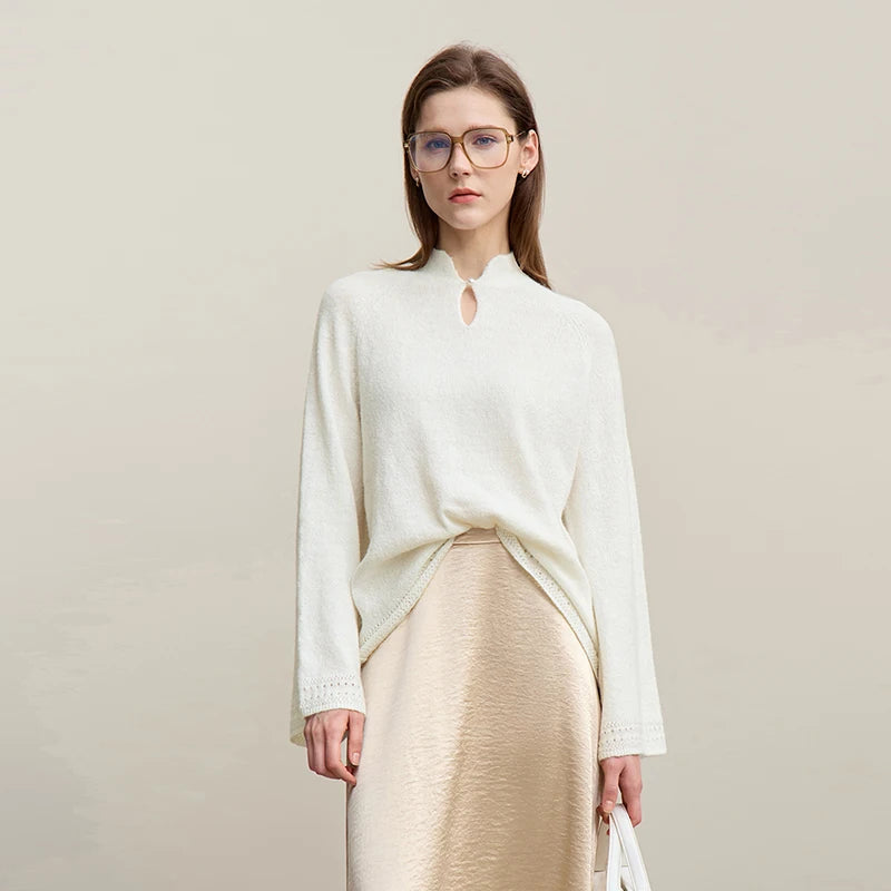 Cremefarbener Wollstrickpullover mit Stehkragen und Cut-Out am Ausschnitt